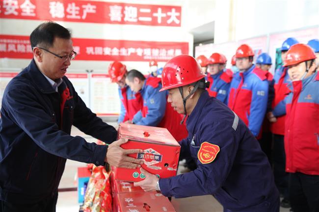 公司领导看望慰问春节期间坚守岗位的一线员工