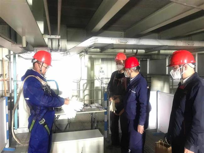 公司总经理王学民深入现场检查指导1号机组检修工作