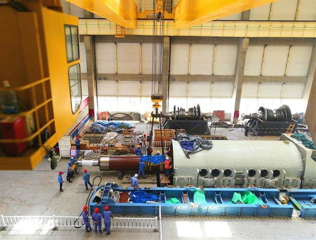 #2发电机转子穿装一次成功