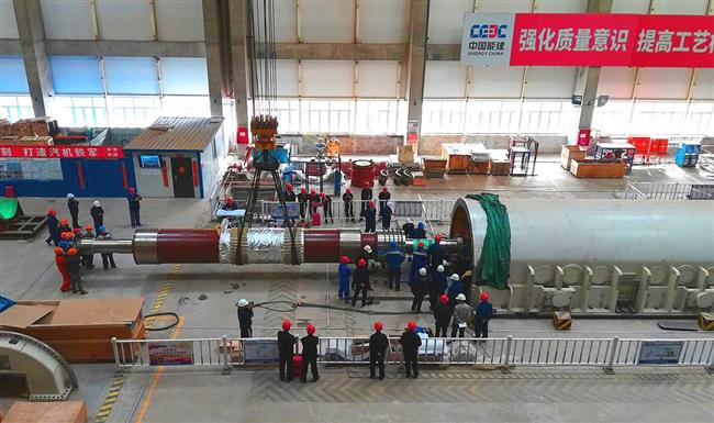 #1机组发电机穿转子工作一次成功