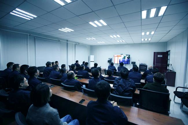 公司组织党员干部收看新一届中央政治局常委同中外记者见面会