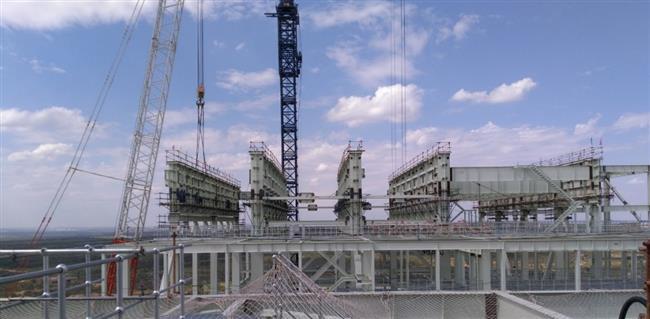 赵石畔煤电一体化项目发电工程2号锅炉大板梁吊装完成