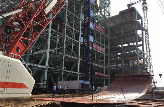 赵石畔煤电一体化项目发电工程1号锅炉受热面正式开吊