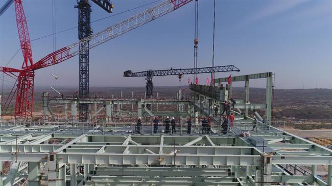 赵石畔公司1号锅炉首根大板梁一次吊装成功